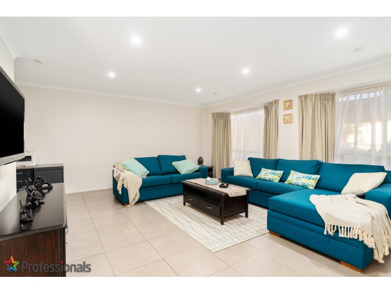 1 Lynagh Court, Arana Hills QLD 4054