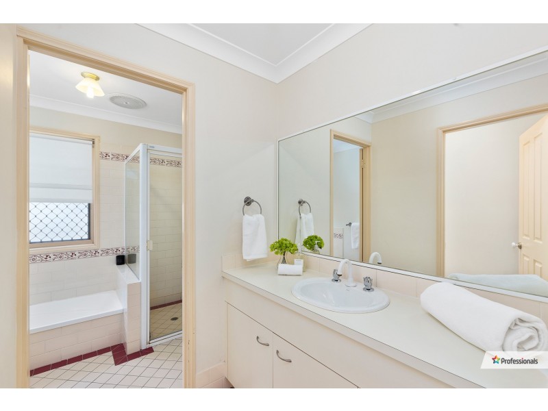 7 Larwood Place, Ferny Hills QLD 4055