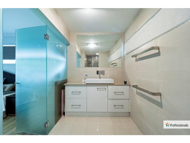 1 Glenella Street, The Gap QLD 4061