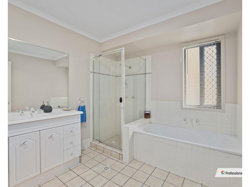 166 Saraband Drive, Eatons Hill QLD 4037