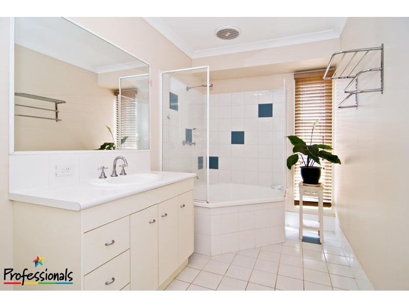 24 Hillenvale Avenue, Arana Hills QLD 4054