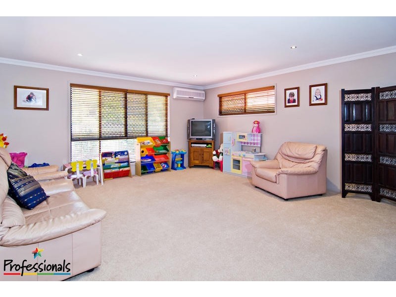 11 Quandong Crescent, Arana Hills QLD 4054