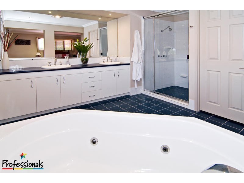 11 Quandong Crescent, Arana Hills QLD 4054