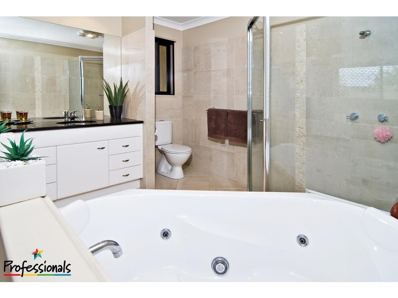 2 Quandong Crescent, Arana Hills QLD 4054