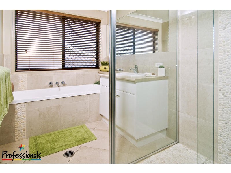 2 Quandong Crescent, Arana Hills QLD 4054
