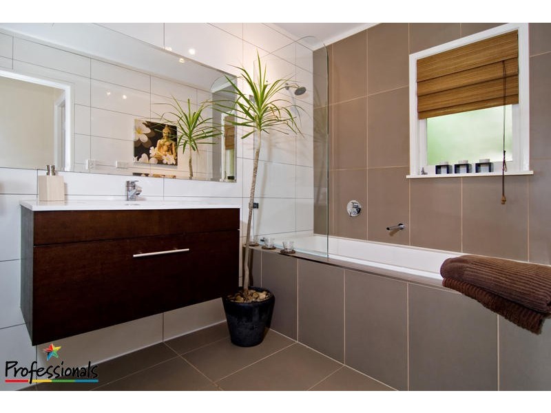 10 Grove Avenue, Arana Hills QLD 4054