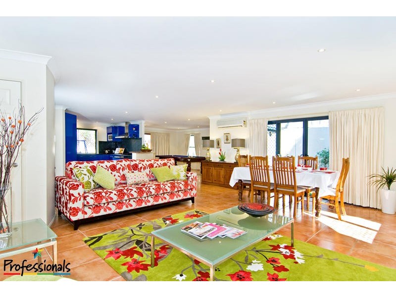 4 Alan Court, Arana Hills QLD 4054