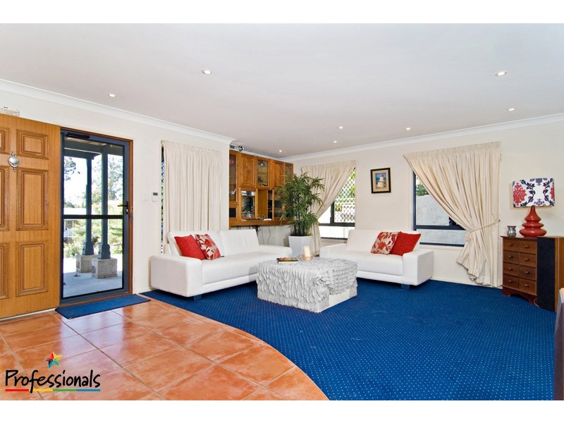 4 Alan Court, Arana Hills QLD 4054