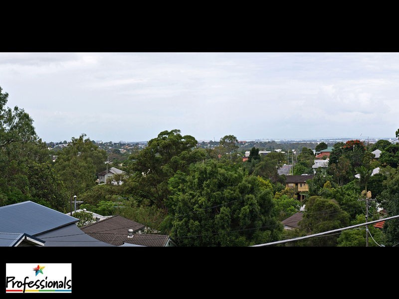 32 Pangeza Street, Stafford Heights QLD 4053