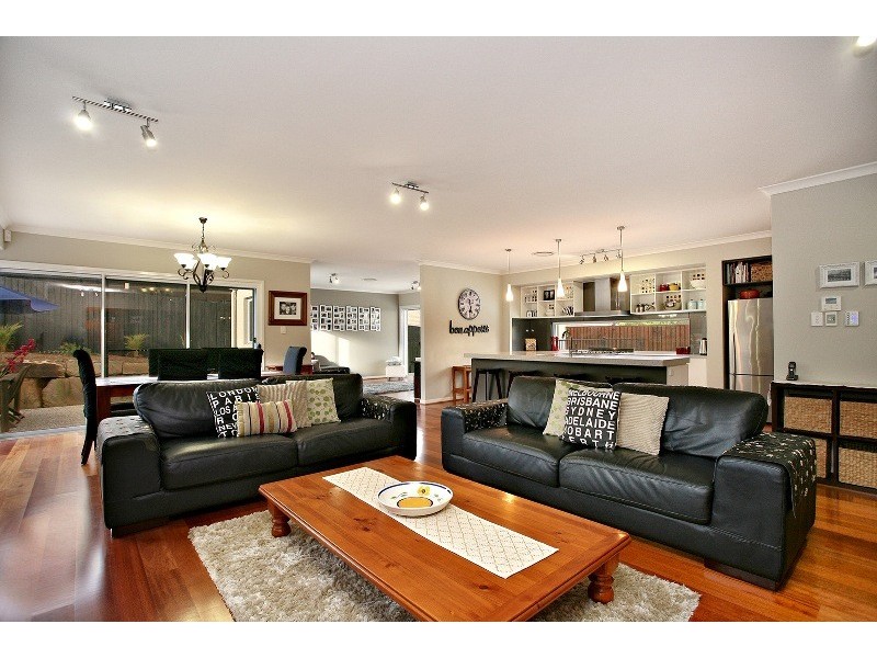 4 Eddy Court, Eatons Hill QLD 4037