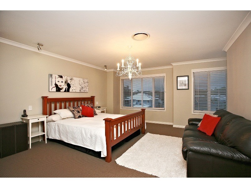 4 Eddy Court, Eatons Hill QLD 4037