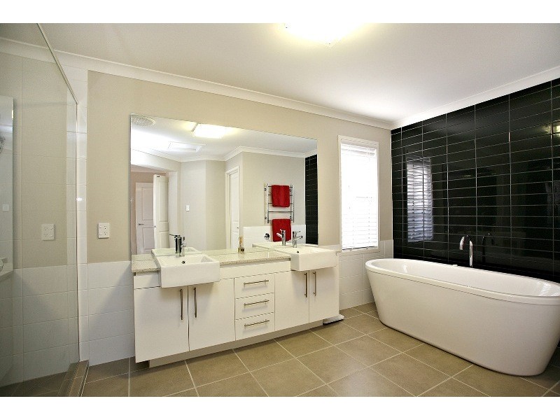 4 Eddy Court, Eatons Hill QLD 4037