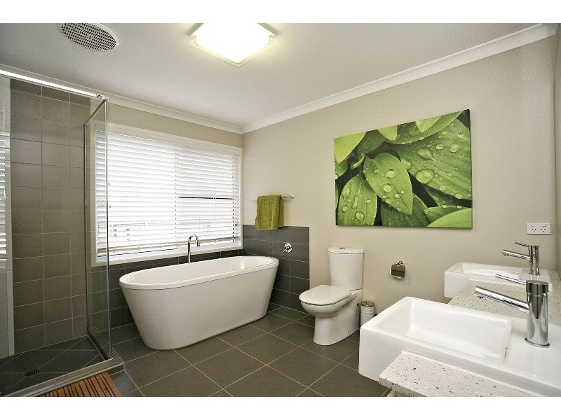 4 Eddy Court, Eatons Hill QLD 4037