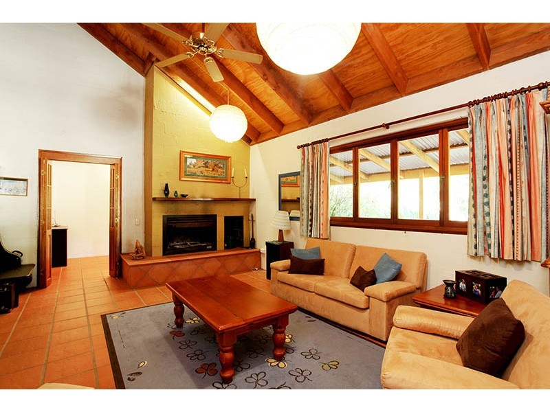 8 Greenwood Crescent, Samford Valley QLD 4520