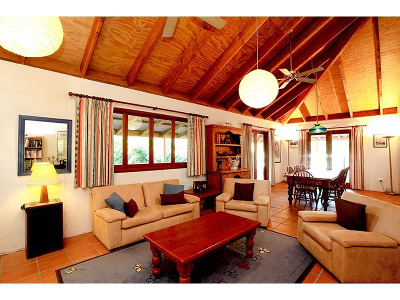 8 Greenwood Crescent, Samford Valley QLD 4520