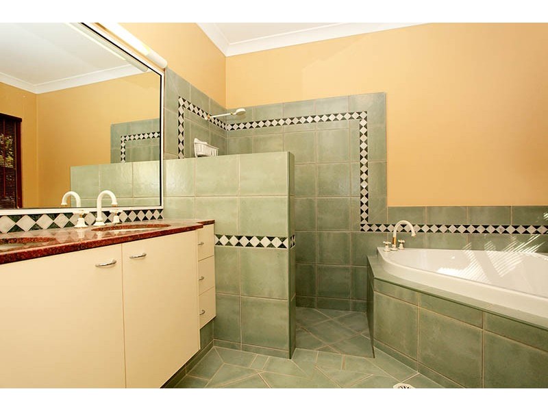 8 Greenwood Crescent, Samford Valley QLD 4520