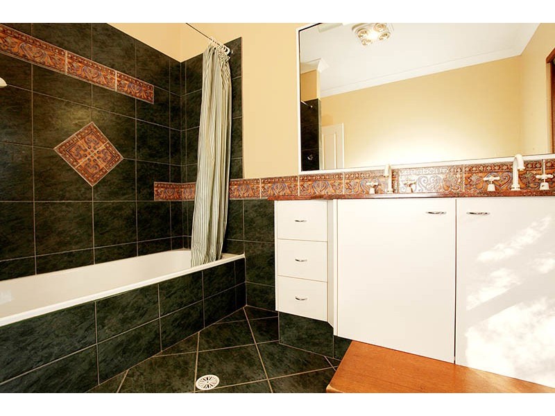 8 Greenwood Crescent, Samford Valley QLD 4520