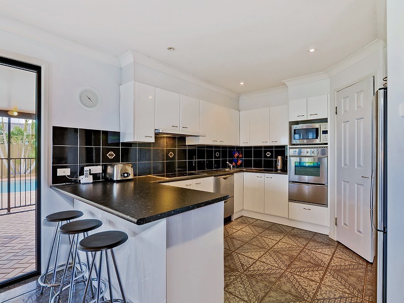 2 Hillenvale Avenue, Arana Hills QLD 4054