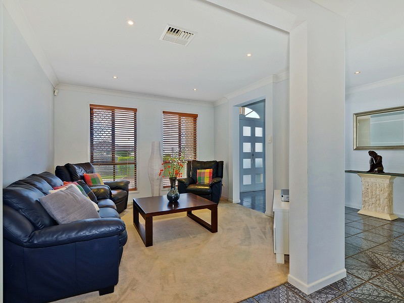 2 Hillenvale Avenue, Arana Hills QLD 4054