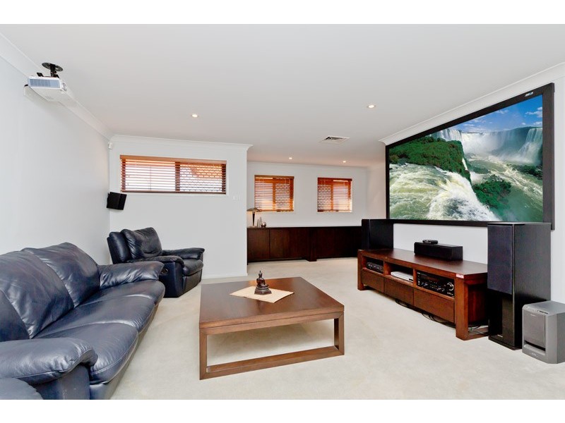 2 Hillenvale Avenue, Arana Hills QLD 4054