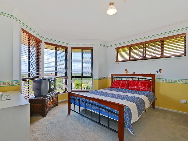 2 Hillenvale Avenue, Arana Hills QLD 4054