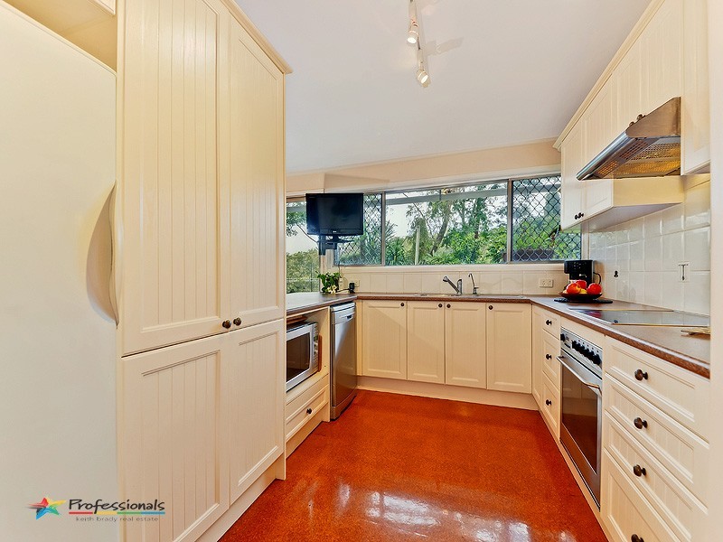 221 McLean Road South, Camp Mountain QLD 4520