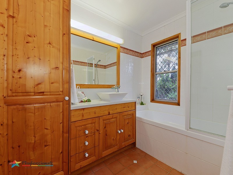 221 McLean Road South, Camp Mountain QLD 4520