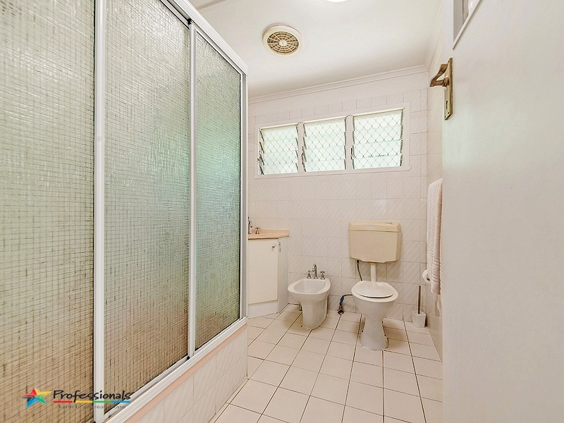 322 Kitchener Road, Stafford Heights QLD 4053