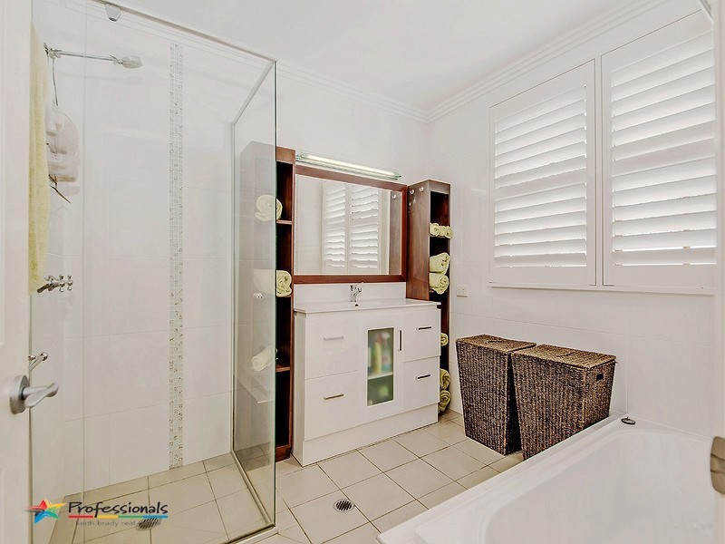 15 Railway Parade, Mitchelton QLD 4053