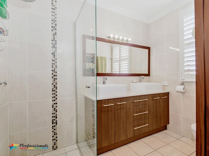15 Railway Parade, Mitchelton QLD 4053