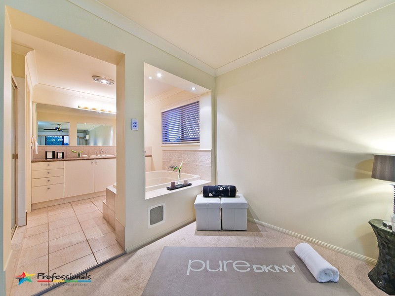 11 Van Dyke Crescent, Mcdowall QLD 4053