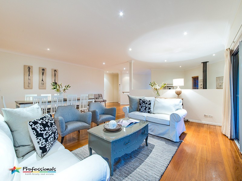 7 Dellwood Court, Ferny Hills QLD 4055