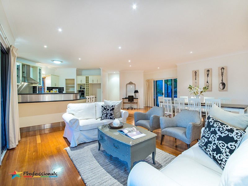 7 Dellwood Court, Ferny Hills QLD 4055