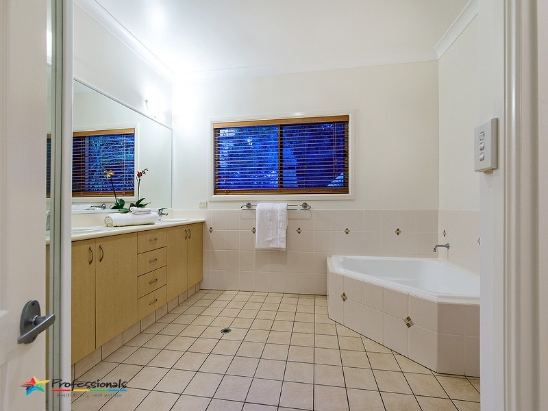 7 Dellwood Court, Ferny Hills QLD 4055