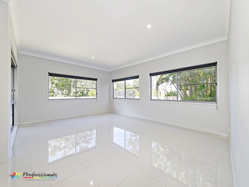 27 Sleaford Street, Chapel Hill QLD 4069