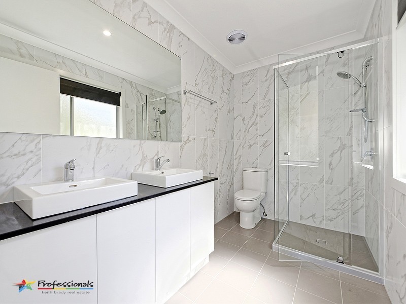 27 Sleaford Street, Chapel Hill QLD 4069