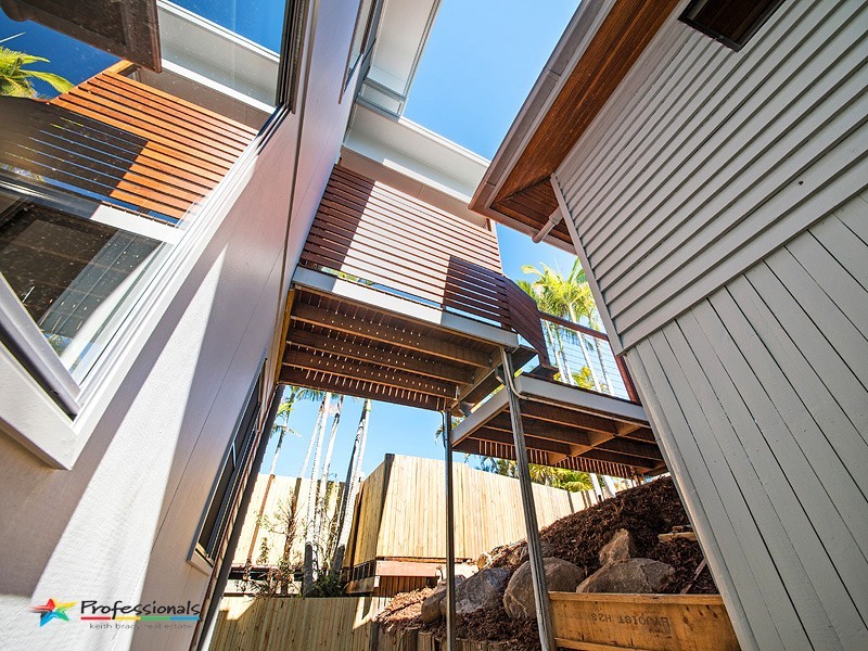 27 Sleaford Street, Chapel Hill QLD 4069