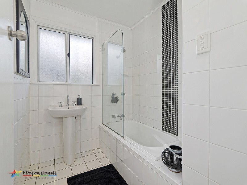 49 Yanderra Avenue, Arana Hills QLD 4054