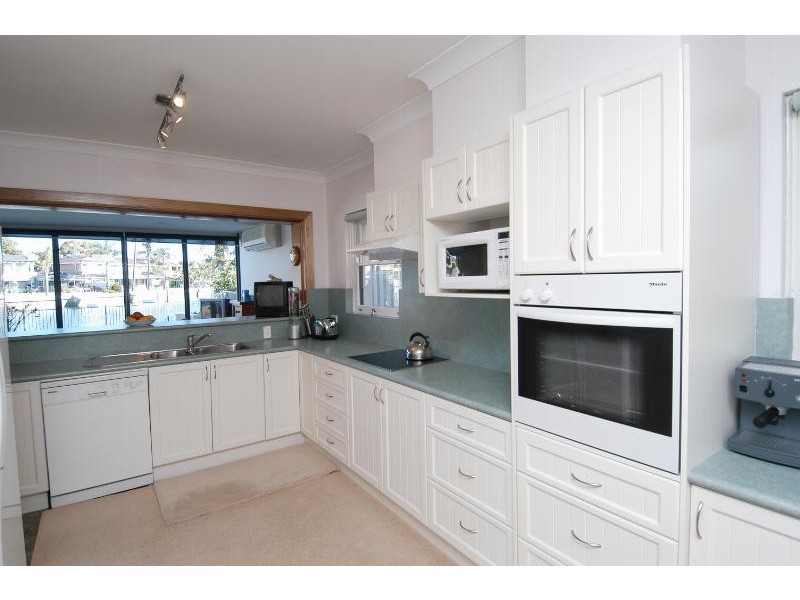 11 Hawkesbury Esplanade, Sylvania Waters NSW 2224