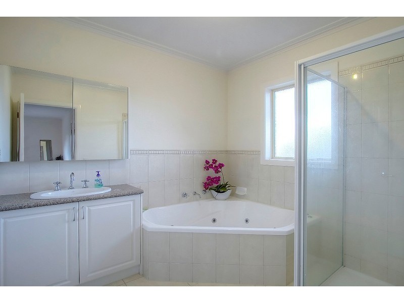 16 Somerset Drive, Dandenong North VIC 3175