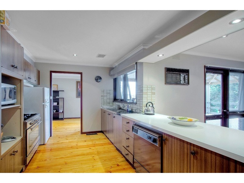 10 Harvey Place, Endeavour Hills VIC 3802