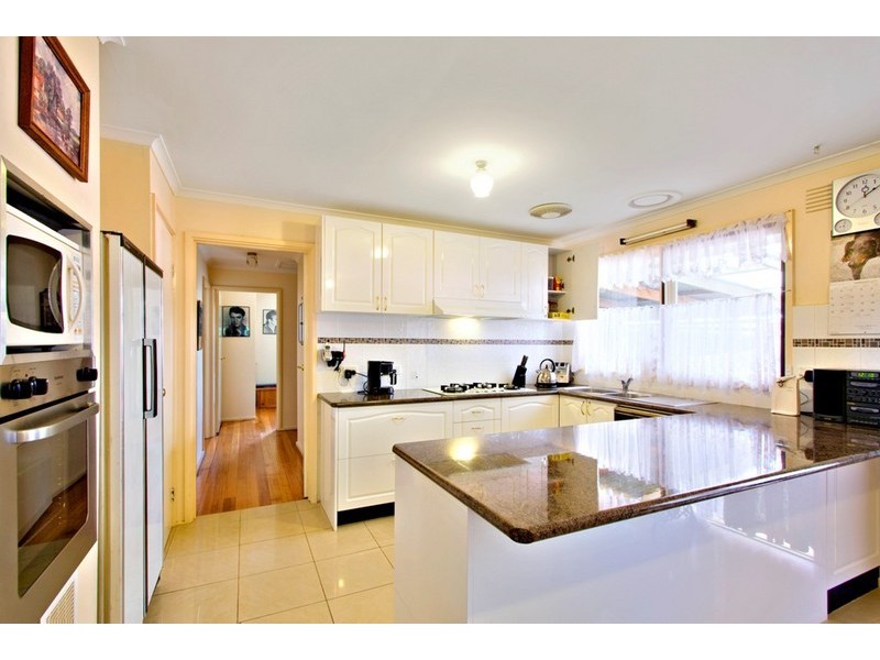 9 Gumbuya Close, Eumemmerring VIC 3177