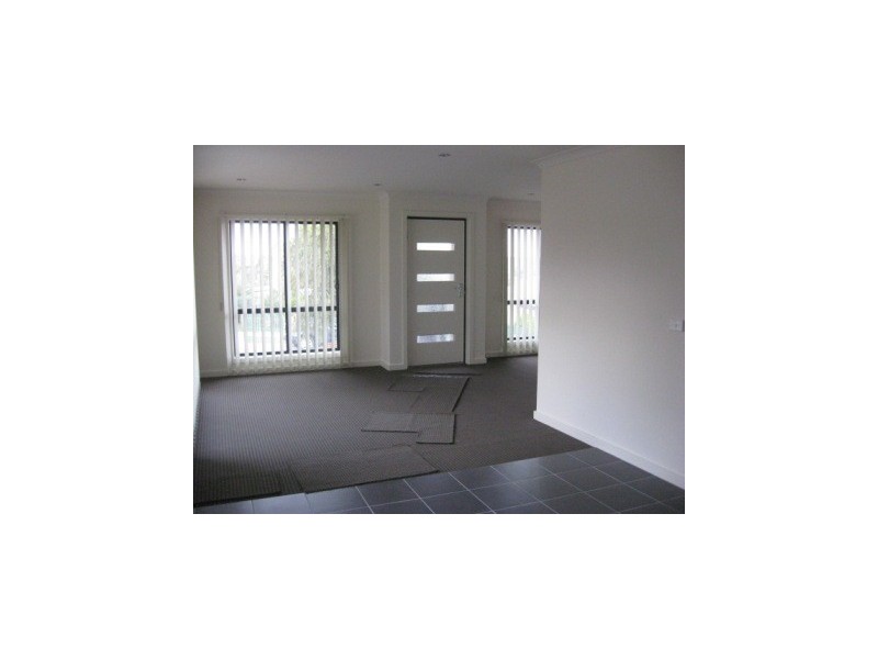 1/11 Laburnum Gve, Doveton VIC 3177