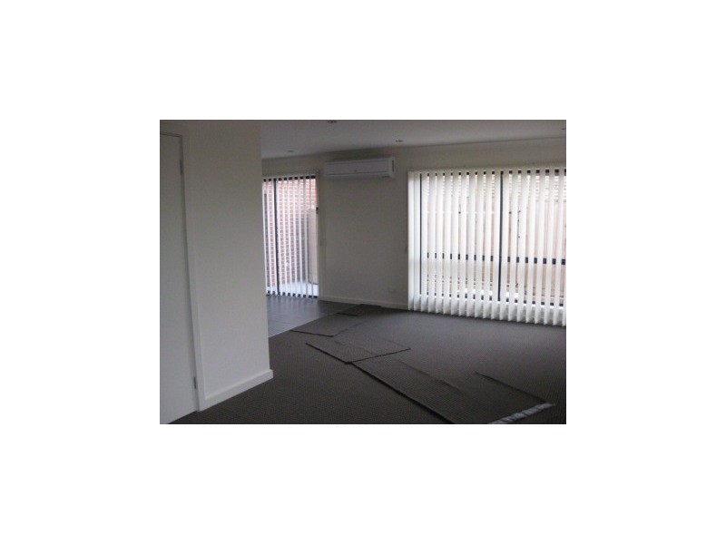 1/11 Laburnum Gve, Doveton VIC 3177