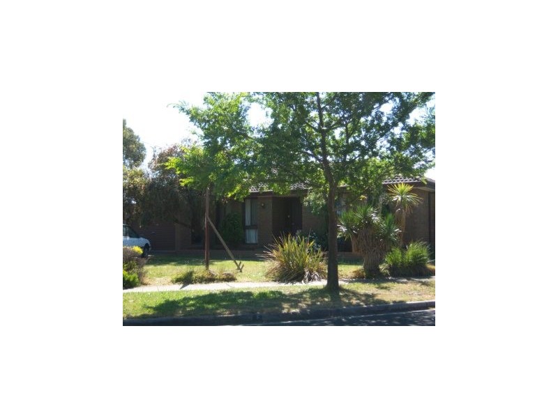 2 Paul Crt, Hampton Park VIC 3976