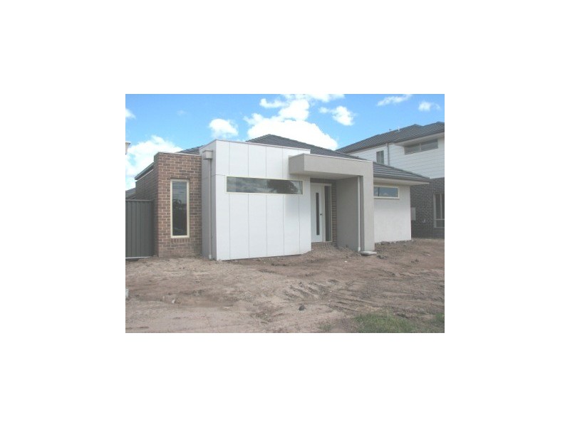 10 Meditate Ln, Cranbourne North VIC 3977