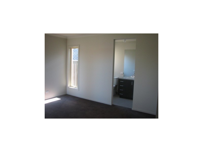 10 Meditate Ln, Cranbourne North VIC 3977