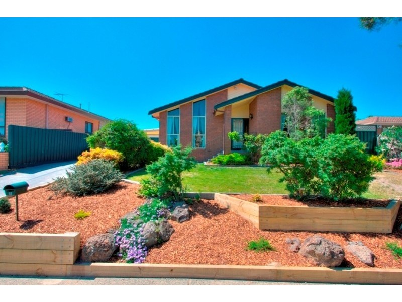 18 John Fawkner Drive, Endeavour Hills VIC 3802