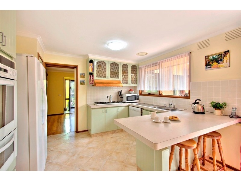18 John Fawkner Drive, Endeavour Hills VIC 3802