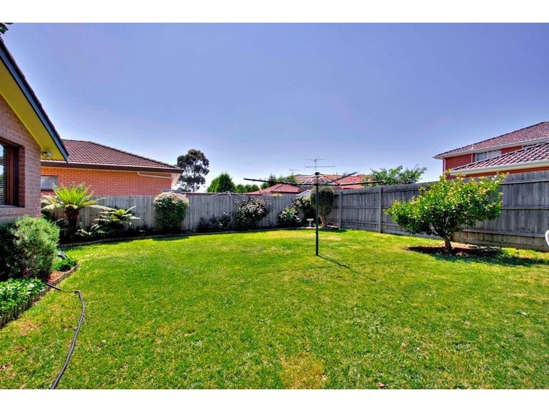 18 John Fawkner Drive, Endeavour Hills VIC 3802